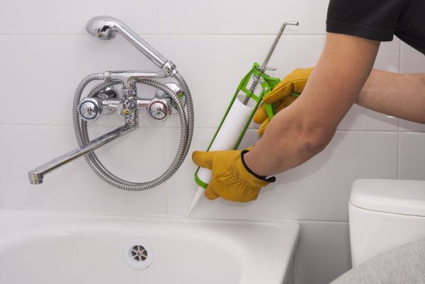 Bathtub Caulking in Kingman